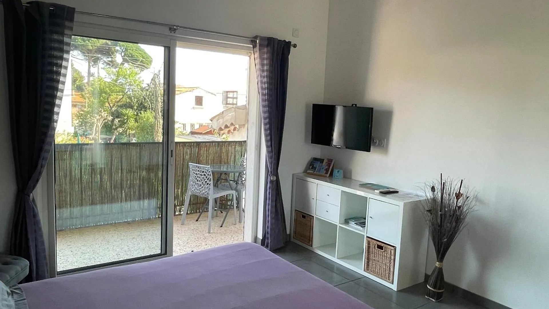 Apartment Plage A 400 M Studio Tout Confort Terrasse Clim Parking Hyeres France